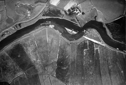 848012 Luchtfoto van de werkzaamheden voor een bochtafsnijding in de rivier de Eem bij Krachtwijk (Soest), uit het zuiden.